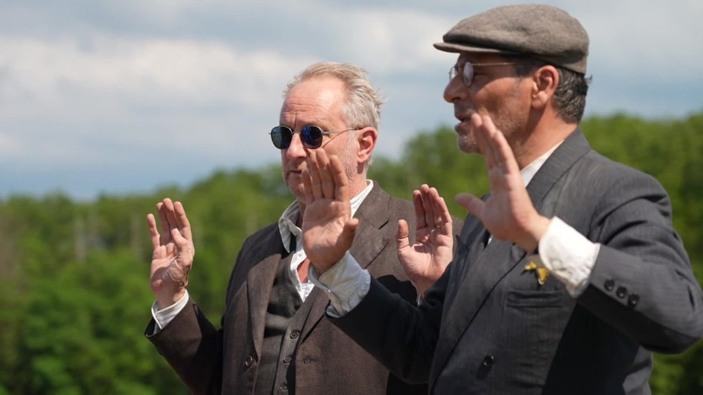 Dans les Vosges, Benoît Poelvoorde, Audrey Lamy et Elsa Zylberstein tournent "La bonne étoile" de Pascal Elbé
          Un casting de choix pour une période trouble de notre histoire. Ce film, qui mêle drame et comédie, se déroule pendant l’Occupation allemande.