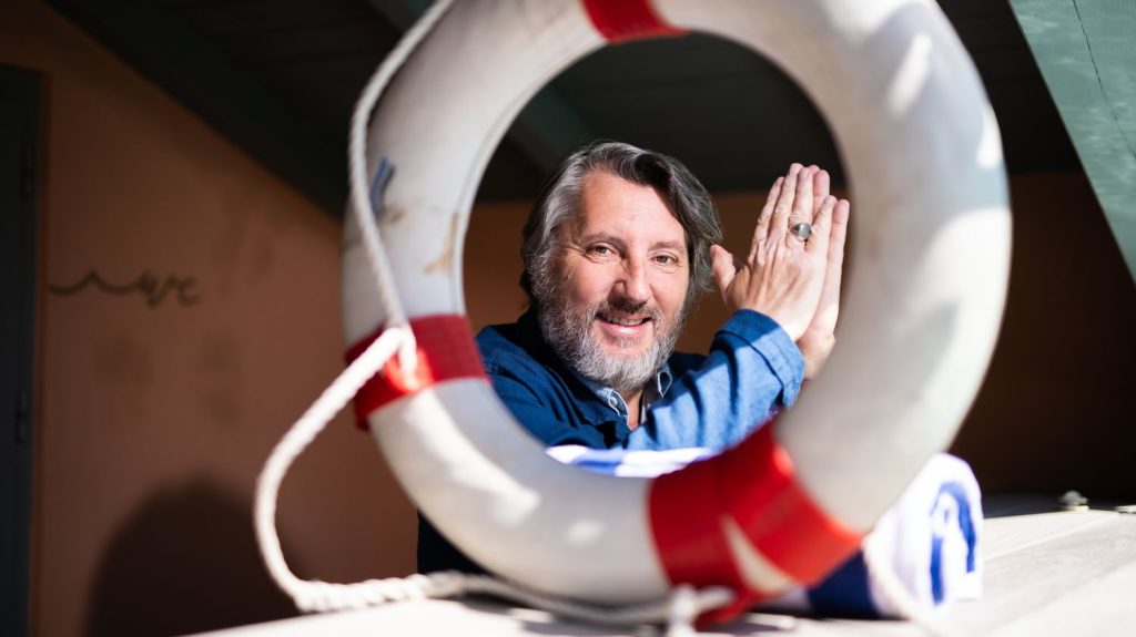 Bruno Podalydès : "Les tourments du monde m'accablent aussi, mais j'essaye de résister par l'humour"
          Tous les jours, une personnalité s'invite dans le monde d'Élodie Suigo. Mercredi 5 juin 2024 : le réalisateur et comédien, Bruno Podalydès. Il sort un nouveau film, "La Petite Vadrouille" avec Sandrine Kiberlain, Daniel Auteuil, mais aussi son frère Denis.