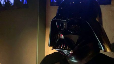 Un casque original de Dark Vador réalisé en 1980 est actuellement exposé à Lyon
          L'un des casques de Dark Vador est le nouveau pensionnaire du Musée Miniatures et Cinéma de Lyon. Pièce iconique de la saga Star Wars, il a servi sur le tournage de “L’empire contre-attaque" en 1980.