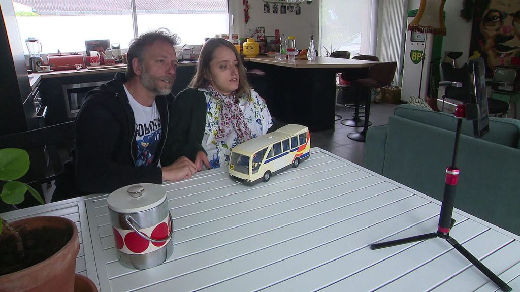 À Lille, un père et sa fille font le buzz sur internet avec leur critique du film "un p'tit truc en plus" d'Artus
          Le magicien Charly Potter et sa fille Louise atteinte d'une myopathie parlent du handicap et du quotidien avec humour sur les réseaux sociaux. Et ces derniers jours, ils cartonnent avec leur dernière vidéo, une critique du film à succès, "Un p'tit truc en plus".