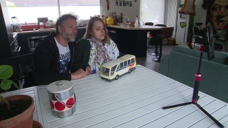 À Lille, un père et sa fille font le buzz sur internet avec leur critique du film "un p'tit truc en plus" d'Artus
          Le magicien Charly Potter et sa fille Louise atteinte d'une myopathie parlent du handicap et du quotidien avec humour sur les réseaux sociaux. Et ces derniers jours, ils cartonnent avec leur dernière vidéo, une critique du film à succès, "Un p'tit truc en plus".