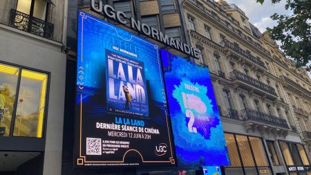Reportage



  

  
  

      

  

  
    Fermeture de l'UGC Normandie sur les Champs-Elysées à Paris : l'heure de la dernière séance
          Le mythique cinéma parisien de l'Avenue des Champs-Elysées ferme définitivement ses portes le 13 juin, après une dernière séance de cinéma la veille qui a ému nombre de ceux présents à la projection de "La La Land" de Damien Chazelle.