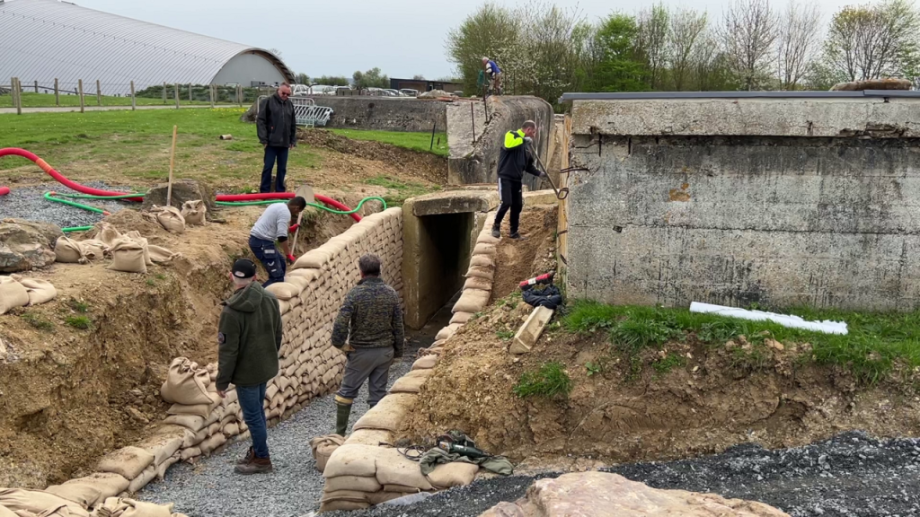 Des volontaires français ouvrent au public le poste de commandement allemand pour le jour J