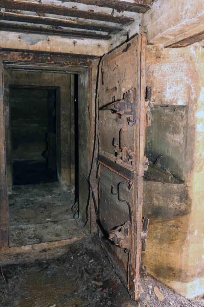A l'intérieur du poste de commandement de la Batterie de Merville, durement touché par 80 ans d'humidité.