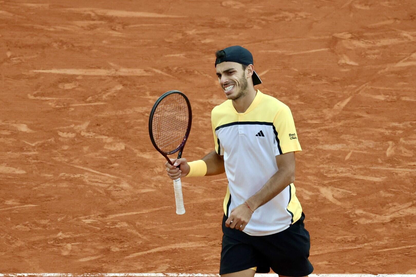 Le joueur argentin Francisco Cerúndolo s'est lamenté lors de la rencontre qui s'est déroulée en octavos de finale de Roland Garros 2024 devant le numéro 1 du monde, le serbe Novak Djokovic.  Le 3 mai 2024 à Paris.