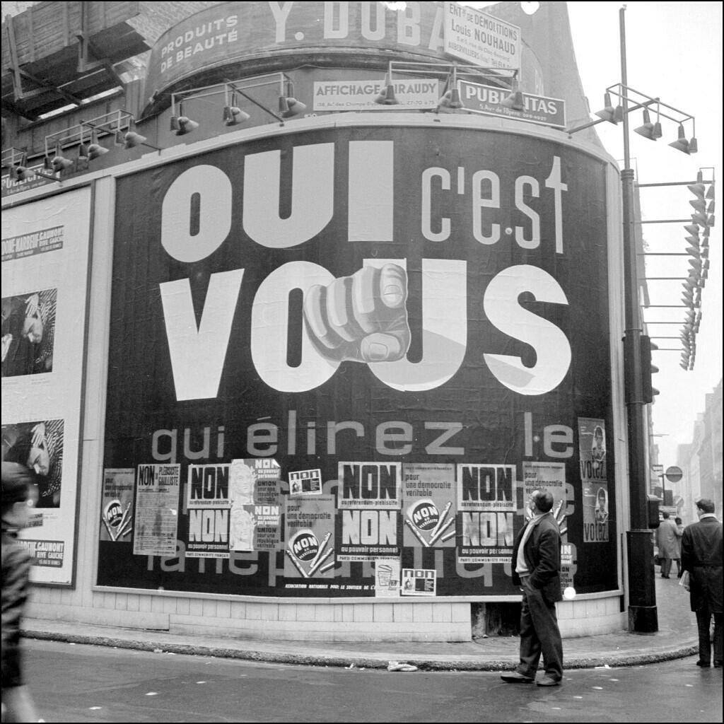 Des affiches à Paris le 19 octobre 1962 exhortent les gens à voter lors d'un référendum sur l'opportunité de donner aux électeurs français le droit d'élire directement le président, comme le proposait Charles de Gaulle.