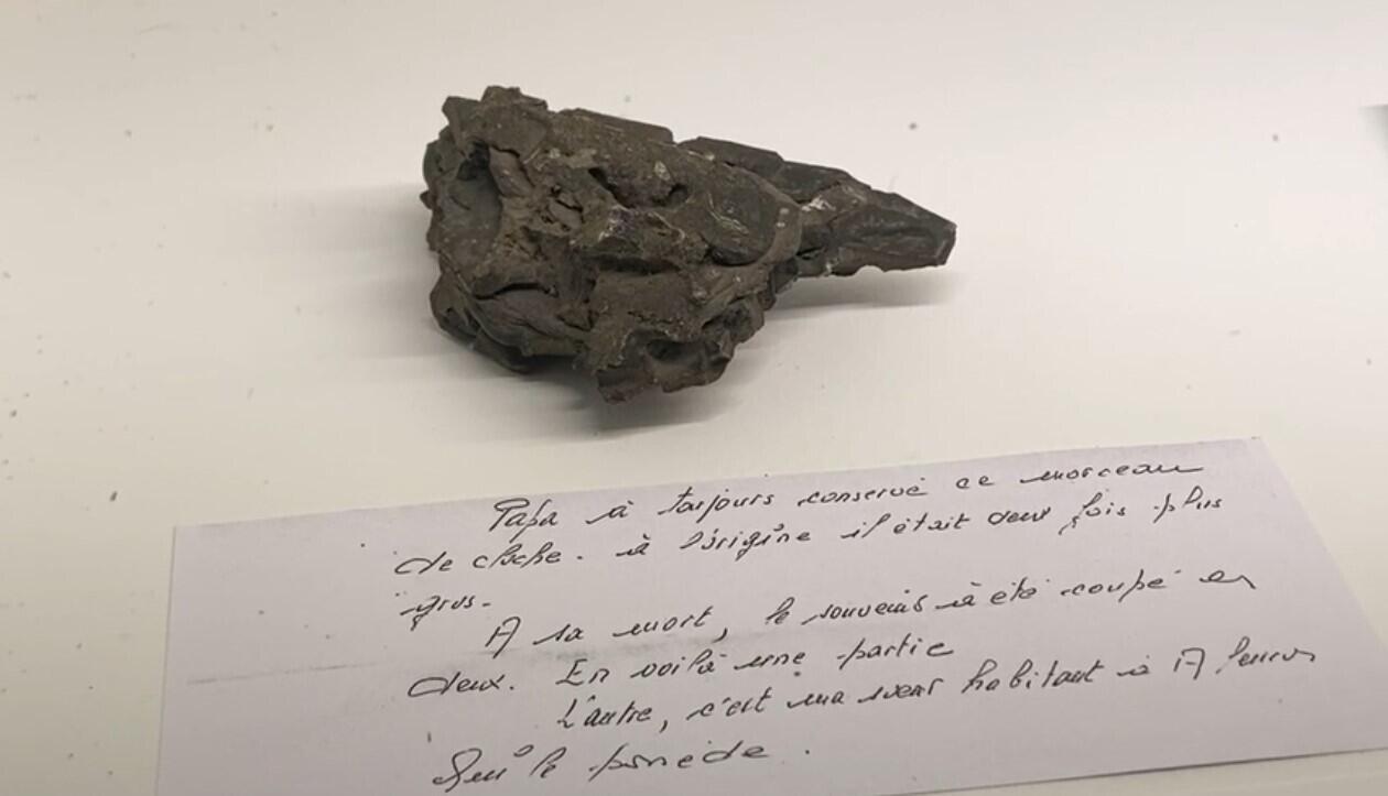 Moitié d'un morceau de cloche carbonisée de l'église d'Oradour, transmise à l'une des deux sœurs. Ils ont divisé la pièce originale afin que chaque partie de la famille puisse garder un souvenir du massacre.