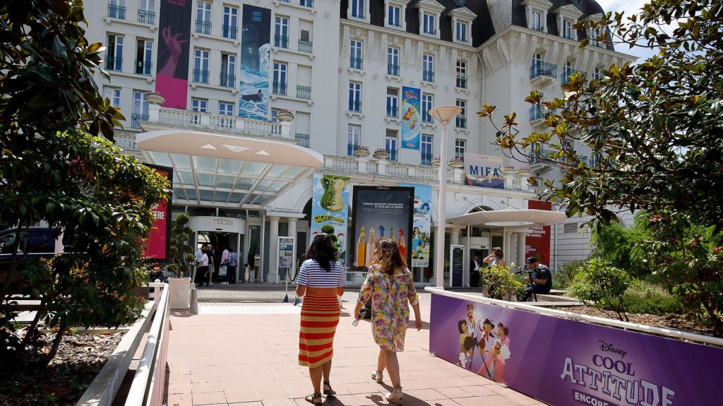 Reportage



  

  
  

      

  

  
    Au Festival d'Annecy, de jeunes talents du monde entier espèrent trouver les financements nécessaires à l'animation de leurs projets
          Le Marché international du film d’animation (MIFA), organisé durant le Festival d'Annecy, met en place de nombreux dispositifs pour que les cinéastes rencontrent les professionnels capables de les aider à concrétiser leurs projets.