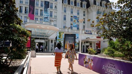 Reportage



  

  
  

      

  

  
    Au Festival d'Annecy, de jeunes talents du monde entier espèrent trouver les financements nécessaires à l'animation de leurs projets
          Le Marché international du film d’animation (MIFA), organisé durant le Festival d'Annecy, met en place de nombreux dispositifs pour que les cinéastes rencontrent les professionnels capables de les aider à concrétiser leurs projets.
