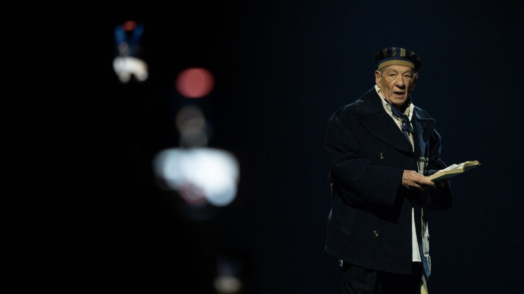 L'acteur Ian McKellen, 85 ans, connu pour son rôle dans le "Seigneur des anneaux", chute en pleine représentation théâtrale à Londres
          Spécialiste de Shakespeare au théâtre, Ian McKellen est devenu une star mondiale grâce au film "X-Men" et à son rôle du magicien Gandalf dans la trilogie du "Seigneur des anneaux"