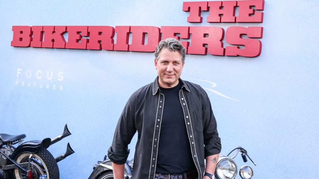 Interview



  

  
  

      

  

  
    Jeff Nichols, réalisateur du film "The Bikeriders" : "On cherche tous notre place dans le monde"
          À 45 ans, le cinéaste indépendant américain revient avec la chronique d'une bande de motards dans l'Illinois des années 1960. Le trio Tom Hardy-Austin Butler-Jodie Comer, sexy et magnétique, est pour beaucoup dans la réussite du projet. Rencontre à Paris avec le réalisateur.