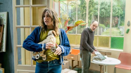 "Juliette au printemps" : Izïa Higelin en pleine dépression dans la bouleversante adaptation au cinéma par Blandine Lenoir de la BD de Camille Jourdy
          La réalisatrice Blandine Lenoir raconte dans ce nouveau film l'histoire de Juliette, une jeune dessinatrice en dépression, magnifiquement incarnée par la chanteuse et comédienne Izïa Higelin.