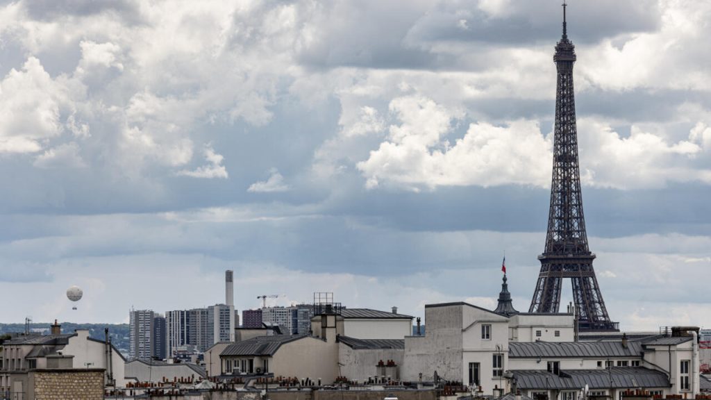 La France soupçonne une ingérence étrangère après le dépôt de cercueils à la Tour Eiffel