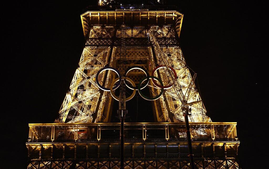 Les anneaux olympiques en cours d'installation sur la Tour Eiffel à Paris début 7 juin 2024.