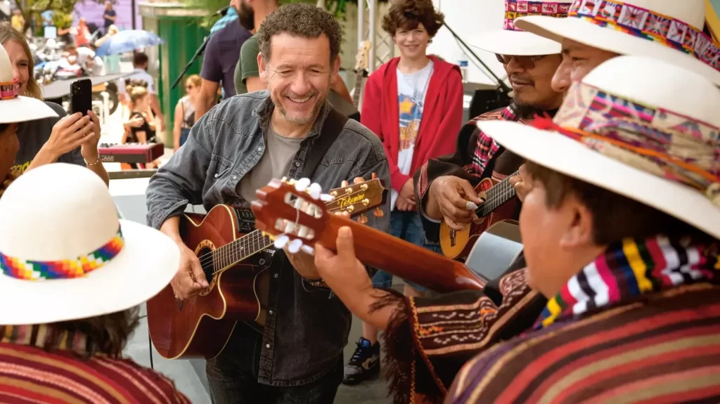 "La famille Hennedricks": Laurence Arné passe derrière la caméra pour mettre en scène Dany Boon son compagnon
          Le premier long-métrage de la comédienne est un road-trip avec Dany Boon dans un rôle de père de famille recomposée.
