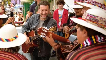 "La famille Hennedricks": Laurence Arné passe derrière la caméra pour mettre en scène Dany Boon son compagnon
          Le premier long-métrage de la comédienne est un road-trip avec Dany Boon dans un rôle de père de famille recomposée.