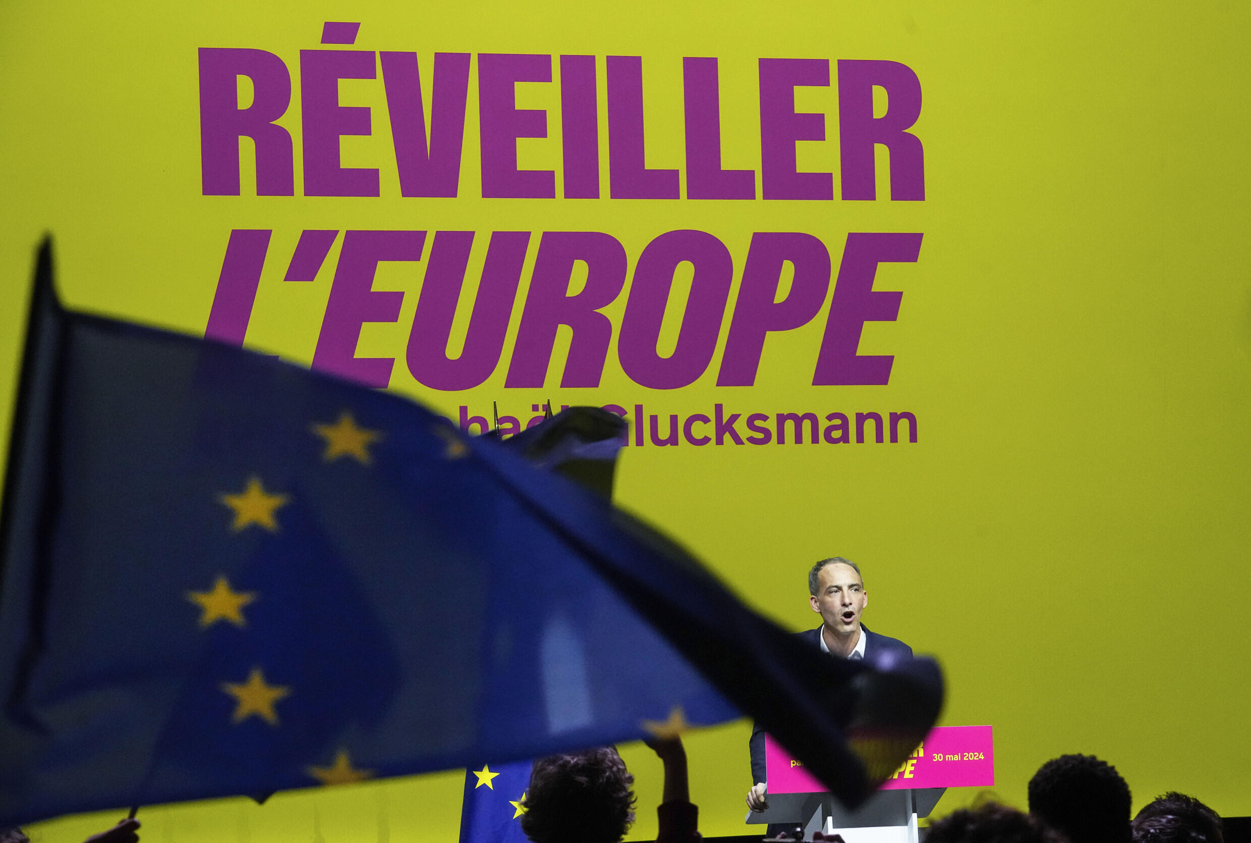 Raphaël Glucksmann, tête de liste du Parti socialiste français aux prochaines élections européennes, s'exprime lors d'un meeting à Paris, le jeudi 30 mai 2024.