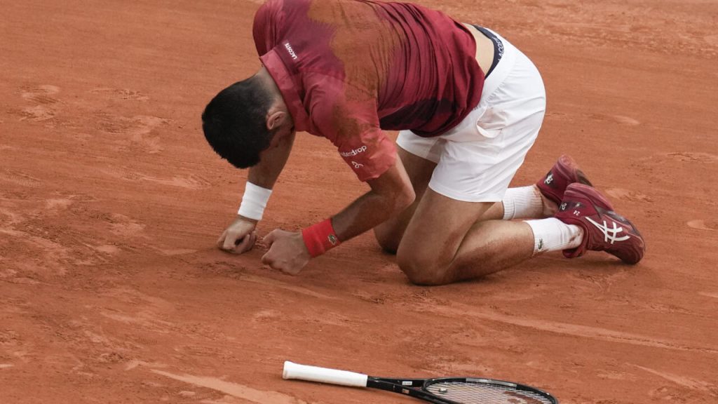 Le champion en titre Djokovic se retire de Roland-Garros en raison d'une blessure au genou
