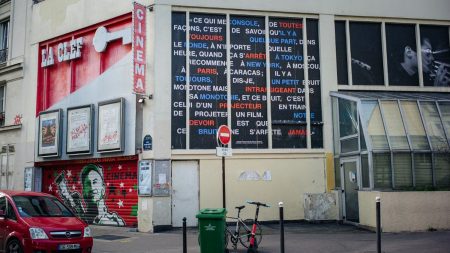 Menacé de fermeture, le cinéma associatif La Clef racheté par son collectif de soutien
          Après plus de cinq années de combat, rythmé par des occupations, des bras de fer politiques et autres pétitions, le collectif "La Clef Revival" a réussi à sauver le cinéma le plus alternatif de Paris.