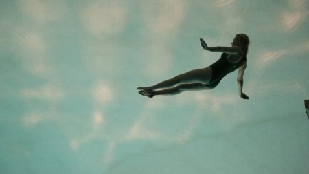 "C'est pas moi", dernier film de Leos Carax : une introspection en 40 minutes
          "C'est pas moi", un film commandé à Leos Carax pour une exposition qui n'a jamais eu lieu, figurait dans la sélection Cannes Première de la 77e édition du Festival de Cannes.