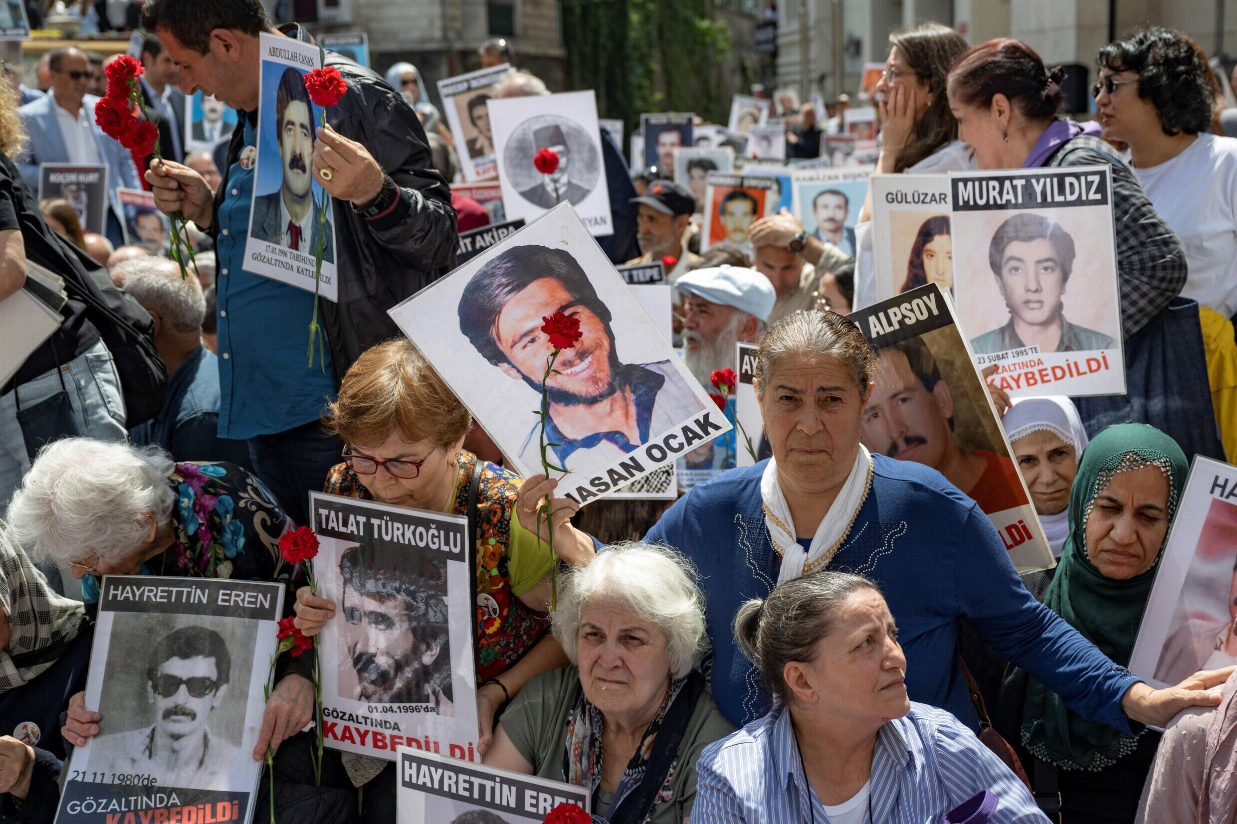 Des proches turcs tiennent des portraits lors de la 1000e veillée hebdomadaire du groupe des Mères du samedi pour les victimes qui ont « disparu » alors qu'elles étaient détenues par des agences liées à l'État à la fin des années 80 et dans les années 90, devant le lycée Galatasaray à Istanbul, le 25 mai 2024. .