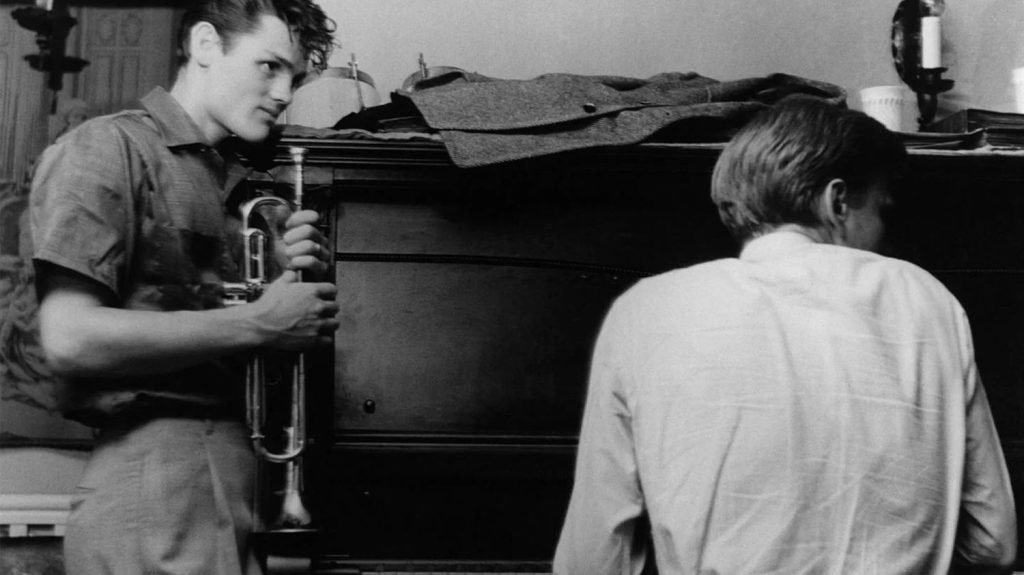 "Let's Get Lost" en version 4K : le jazzman Chet Baker, un être d'ombre et de lumière dans un documentaire aussi beau que mélancolique
          En 1988, quelques mois après la disparition tragique du célèbre chanteur et trompettiste de jazz, le film de Bruce Weber nous plongeait dans la carrière et la psyché tourmentées de Chet Baker. Le réalisateur avait eu l'occasion de suivre et d'interviewer le musicien à la fin de sa vie. Une nouvelle version 4K de ce document poignant sort mercredi.