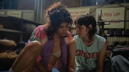 "Love Lies Bleeding" : Kristen Stewart dans un thriller lesbien musculeux et subversif
          Deuxième long-métrage de la réalisatrice britannique Rose Glass, "Love Lies Bleeding" propose un film noir, un genre savamment réinterprété. Le film a été présenté au Festival du film de Sundance et à la Berlinale.