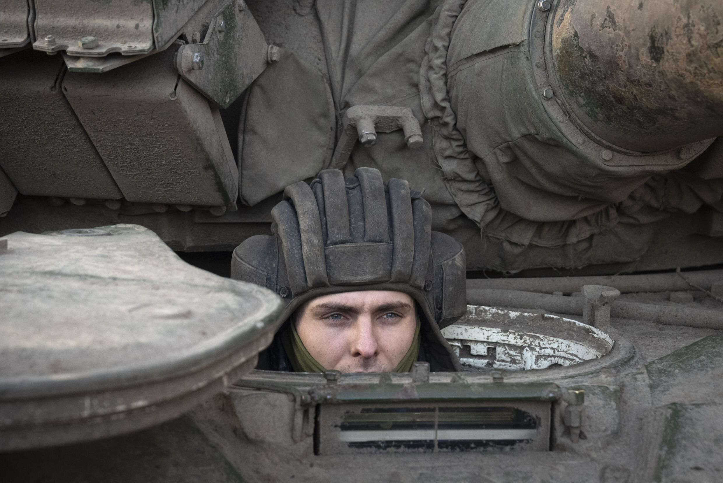 Le pétrolier ukrainien Oleh, 26 ans, de la 17e Brigade de chars, regarde hors de son char T-64 quelques instants avant la bataille de Chasiv Yar, le site de violents combats avec les troupes russes dans la région de Donetsk, U