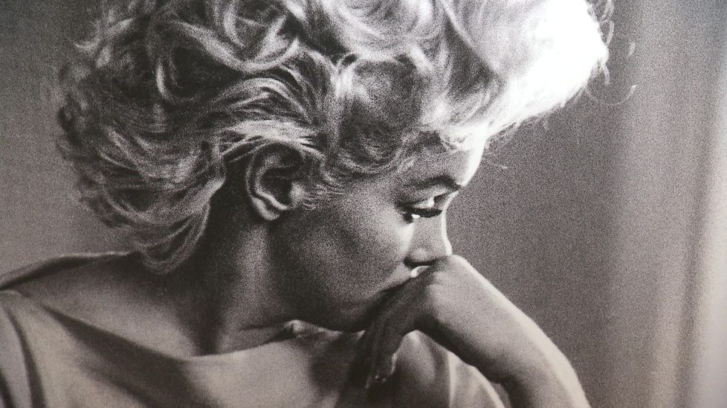 Derrière le mythe, redécouvrir la femme : à Toulouse une exposition photo dresse un portrait sensible de Marylin Monroe
          62 ans après sa disparition, Marylin Monroe, icône de cinéma et du glamour, fascine toujours autant. A Toulouse l'exposition initulée "Maryline Monroe, le secret de l'Amérique" retrace l'histoire de l'actrice. Elle rassemble plus de 200 clichés (pour certains inédits) ainsi que des objets originaux ayant appartenu à la star.