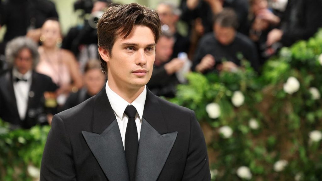 A l'affiche de la série "Mary &amp; George", le comédien britannique Nicholas Galitzine a le vent en poupe
          De plus en plus demandé, Nicholas Galitzine a déjà donné la réplique aux comédiennes oscarisées Julianne Moore et Anne Hathaway.