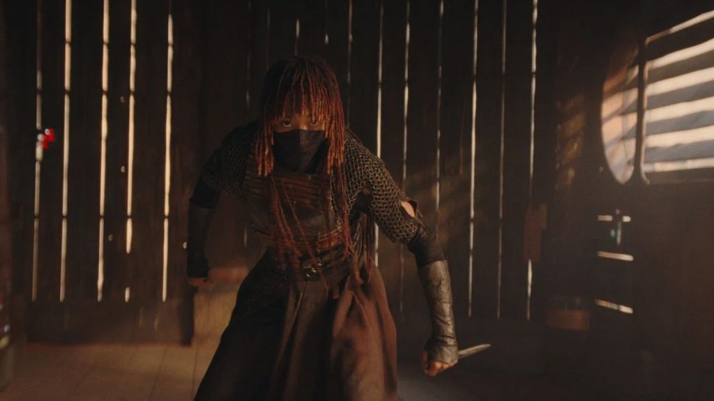 "The Acolyte", la nouvelle série Star Wars : "Un mélange de Kill Bill et de La Reine des Neiges"
          La nouvelle série inspirée de l'univers "Star Wars" ressemble surtout à une série familiale autour de deux sœurs, une centaine d'années avant les événements de la "Menace fantôme". C'est la première fois qu'une femme, Leslye Headland, signe et réalise une série dérivée de la saga.