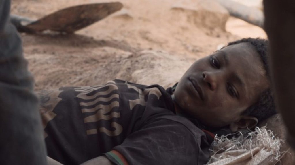 "Or de vie" : le film de Boubacar Sangaré documente sans fioritures la vie d'un jeune orpailleur au Burkina Faso
          Rasmané, 16 ans, espère "atteindre l'or" sur le site d'orpaillage de Bantara, au Burkina Faso. Le cinéaste Boubacar Sangaré l'a suivi dans une quête qu'il partage avec des milliers d'autres enfants burkinabè.