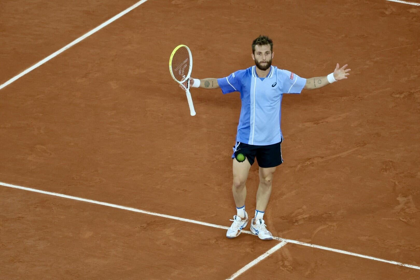Le Français Corentin Moutet, non tête de série, a remporté le premier set face à Jannik Sinner, deuxième tête de série, avant de perdre le quatrième tour 6-2, 3-6, 2-6, 1-6.
