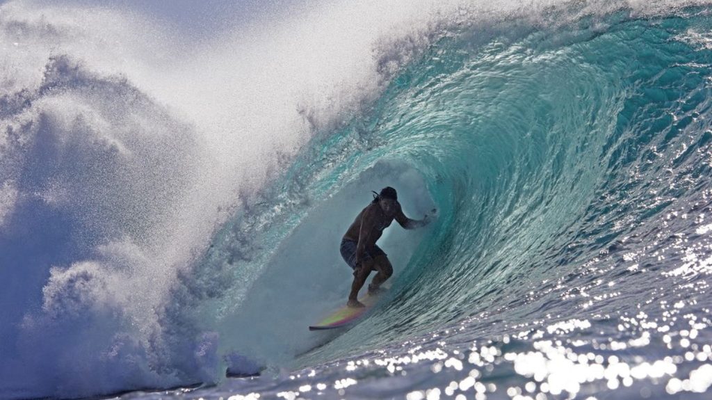 Tamayo Perry, surfeur et acteur de "Pirates des Caraïbes", tué par un requin à Hawaï
          Le sauveteur professionnel de 49 ans surfait sur la plage de Malaekahana lorsqu'il a été attaqué par un squale.
