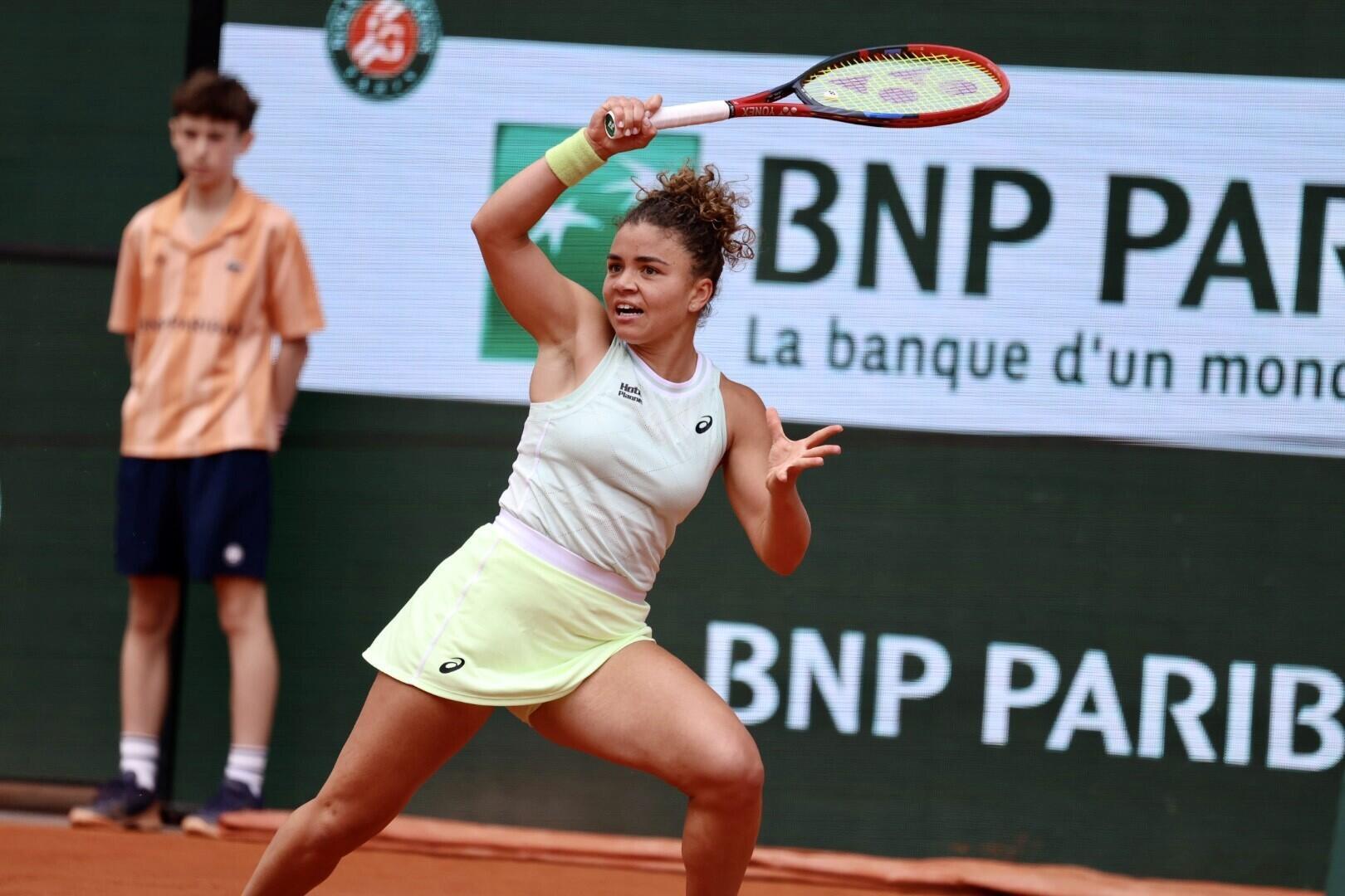 L'Italienne Jasmine Paolini, douzième tête de série, a atteint sa première finale dans un tournoi du Grand Chelem après une victoire en deux sets contre la Russe Mirra Andreeva, non tête de série.