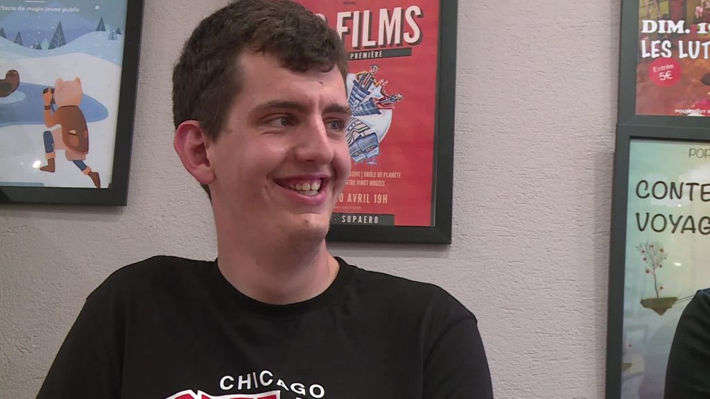 "Un p’tit truc en plus" : la nouvelle vie de Thibaut Conan, l’un des comédiens en situation de handicap à l’affiche du film de l'humoriste Artus
          Alors que le film continue de cartonner dans les salles de cinéma, Thibaut Conan poursuit son rêve. Le jeune homme de 25 ans prend des cours de théâtre et a été contacté par une agence artistique.