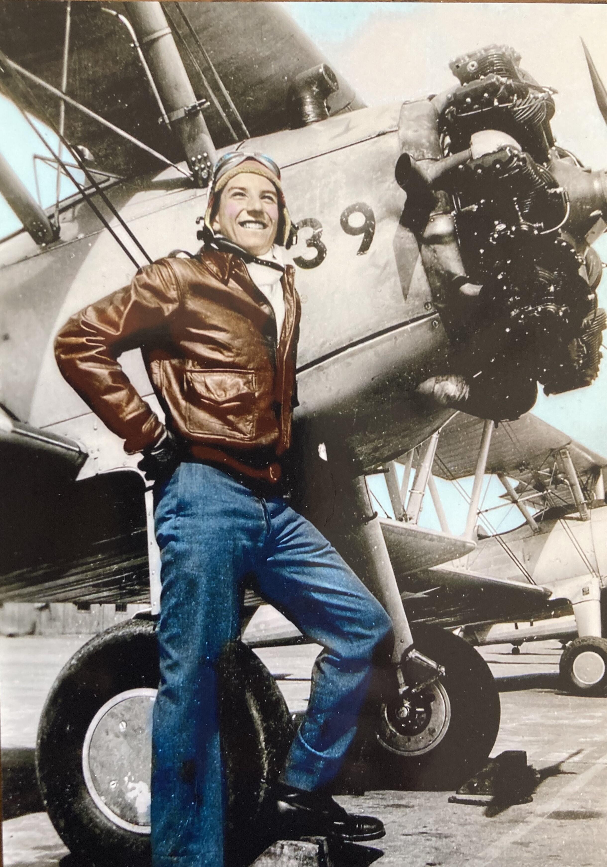 Shapiro pose fièrement à 18 ans avec un avion qu'il a piloté lors de la bataille de Normandie.