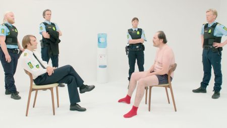 "Les Pistolets en plastique" : Xavier Dupont de Ligonnès "retrouvé" dans une comédie trash de Jean-Christophe Meurisse
          Devenue l'un des plus grands dossiers criminels français non résolus, l'affaire Dupont de Ligonnès a nourri nombre de livres et documentaires, alimentant des théories diverses sur le devenir de XDDL. "Les Pistolets en plastique" était présenté en clôture de la Quinzaine des cinéastes au festival de Cannes 2024.
