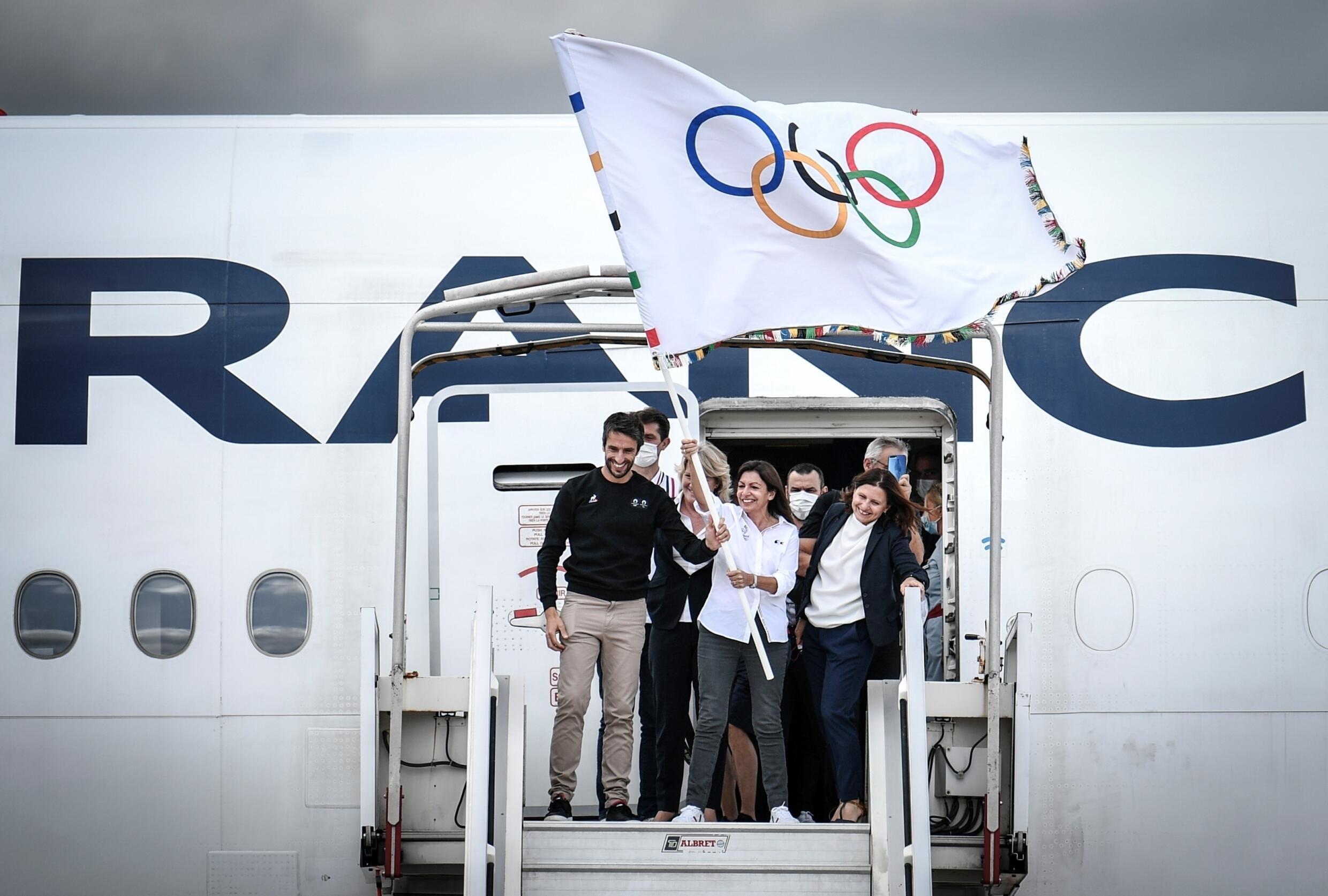 La maire de Paris, Anne Hidalgo, porte-drapeau des entreprises sociales et des Jeux olympiques, a fait appel à Yunus.