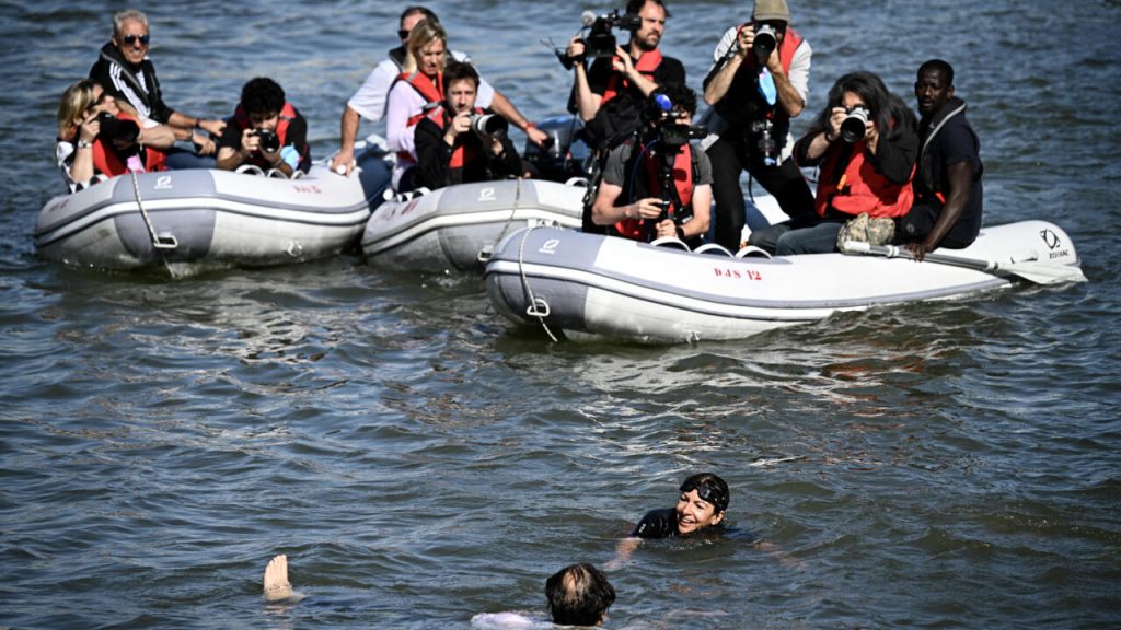 La maire de Paris, Anne Hidalgo, plonge dans la Seine, signe que le fleuve est prêt pour les épreuves olympiques