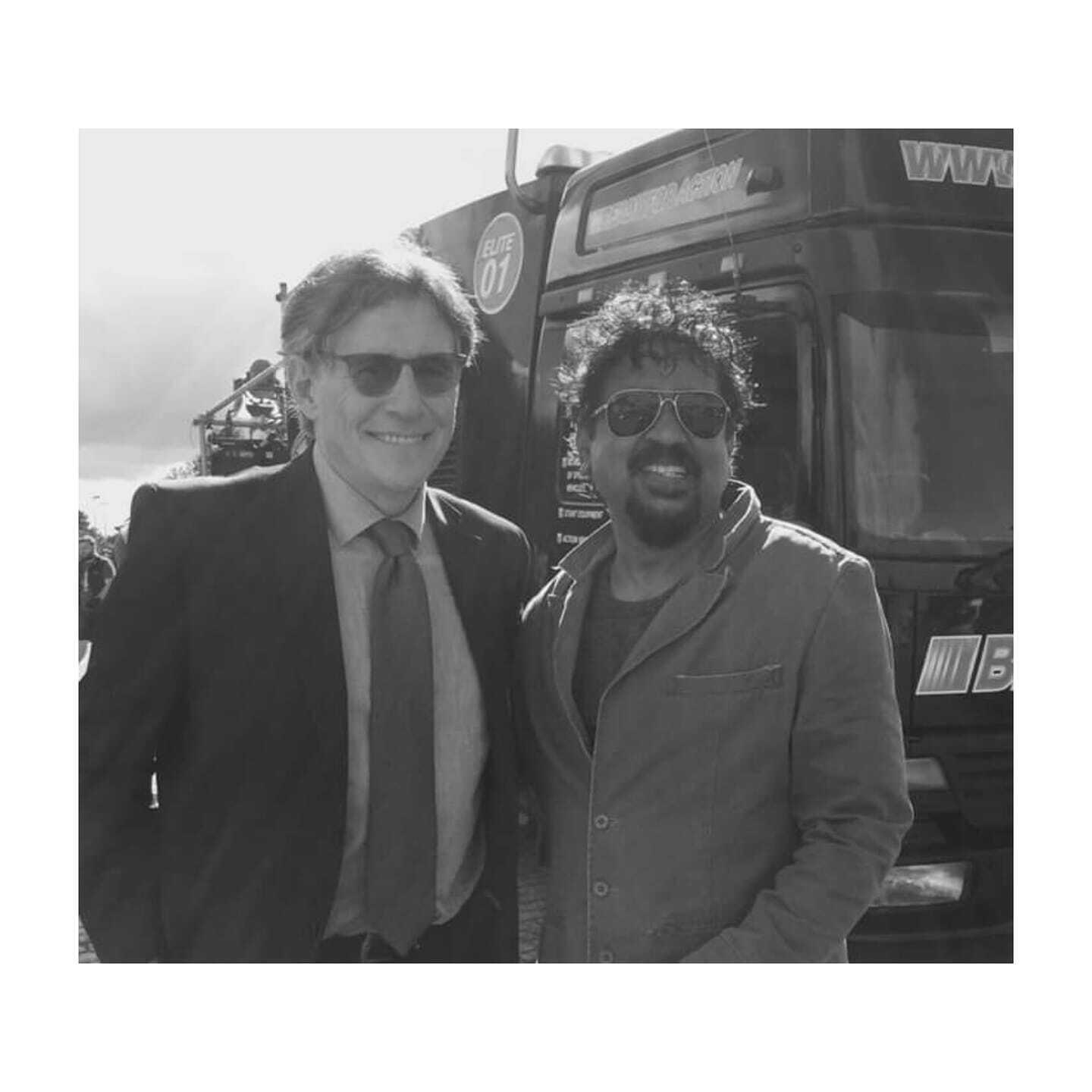 Le réalisateur et directeur de la photographie indien Santosh Sivan (à droite) avec l'acteur Gabriel Byrne sur le tournage de Lies we Tell, 2017.