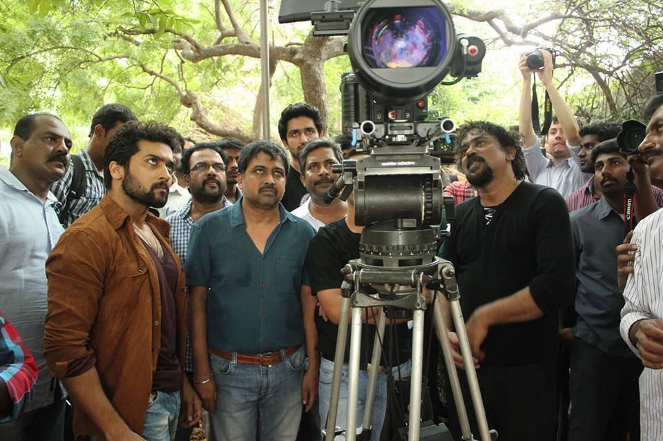 Le cinéaste indien Santosh Sivan sur le tournage d'Anjaan de N. Linguswamy en 2014.