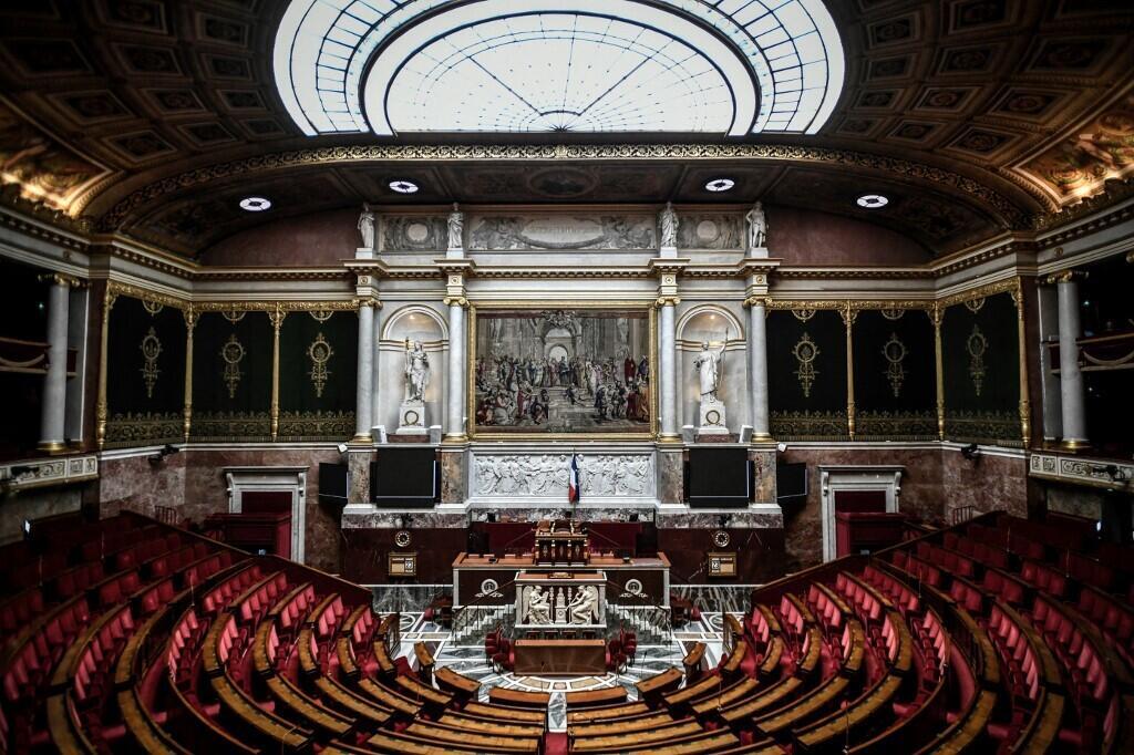 La salle de l'Assemblée nationale française, vide.