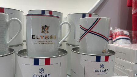 Reportage




  

    
      
    
  
  Paris 2024 : bureau du général de Gaulle, fauteuil de Pompidou, boules de pétanque présidentielles... On a visité la boutique-musée consacrée à l'Elysée