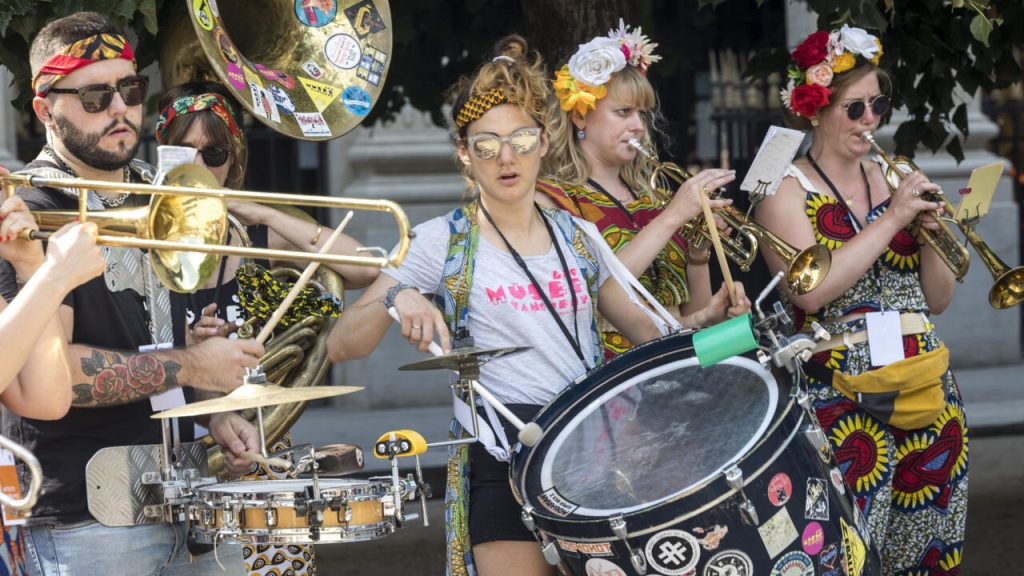 La fête de rue de la Fête de la Musique en France danse au rythme olympique