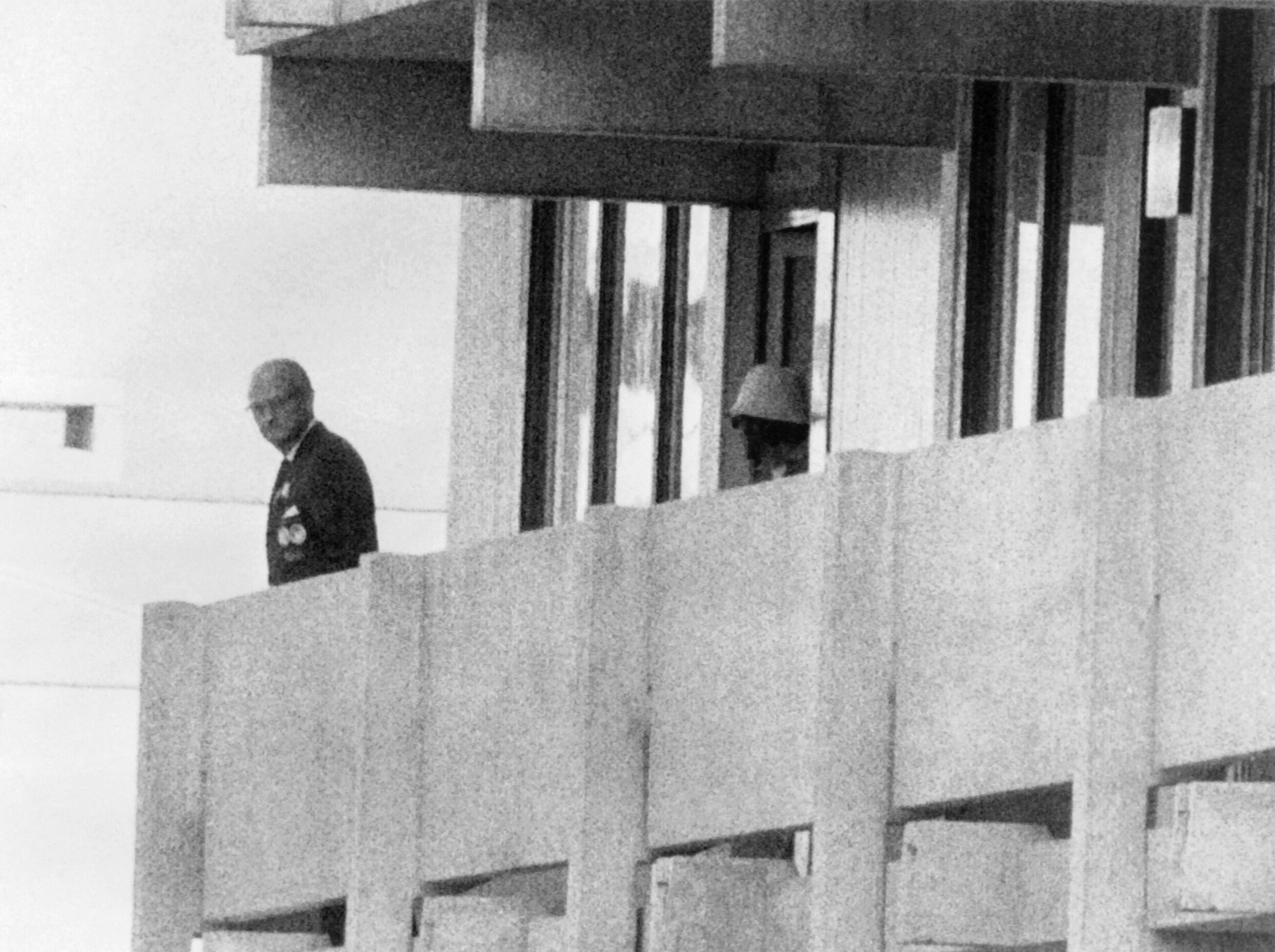 Sur cette photo d'archives prise le 5 septembre 1972, un militant palestinien apparaît sur le balcon du bâtiment où est hébergée l'équipe olympique israélienne, lors d'une prise d'otages de membres de l'équipe israélienne au village olympique de Munich, dans le sud de l'Allemagne.