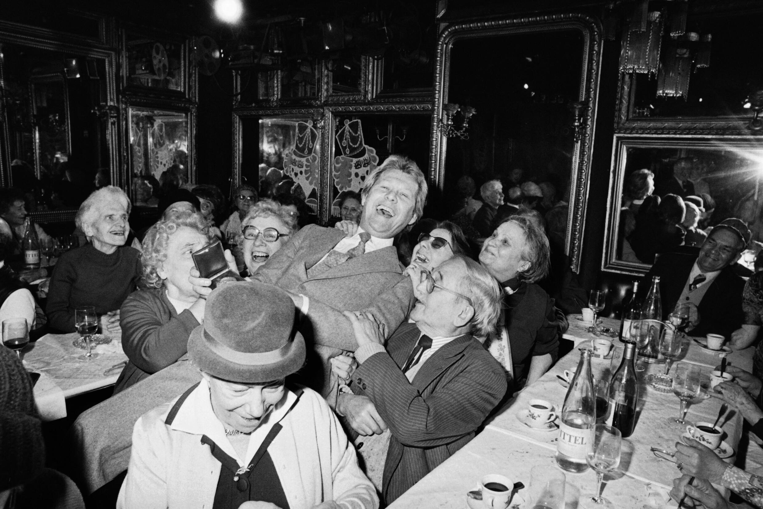 Photo prise le 30 janvier 1979 montrant l'artiste de cabaret français et propriétaire de cabaret travesti Michou recevant la médaille de la ville de Paris pour son travail caritatif dans son cabaret Chez Michou à Paris. Chaque mois, Michou offrait un repas gratuit à 70 personnes âgées de Montmartre.