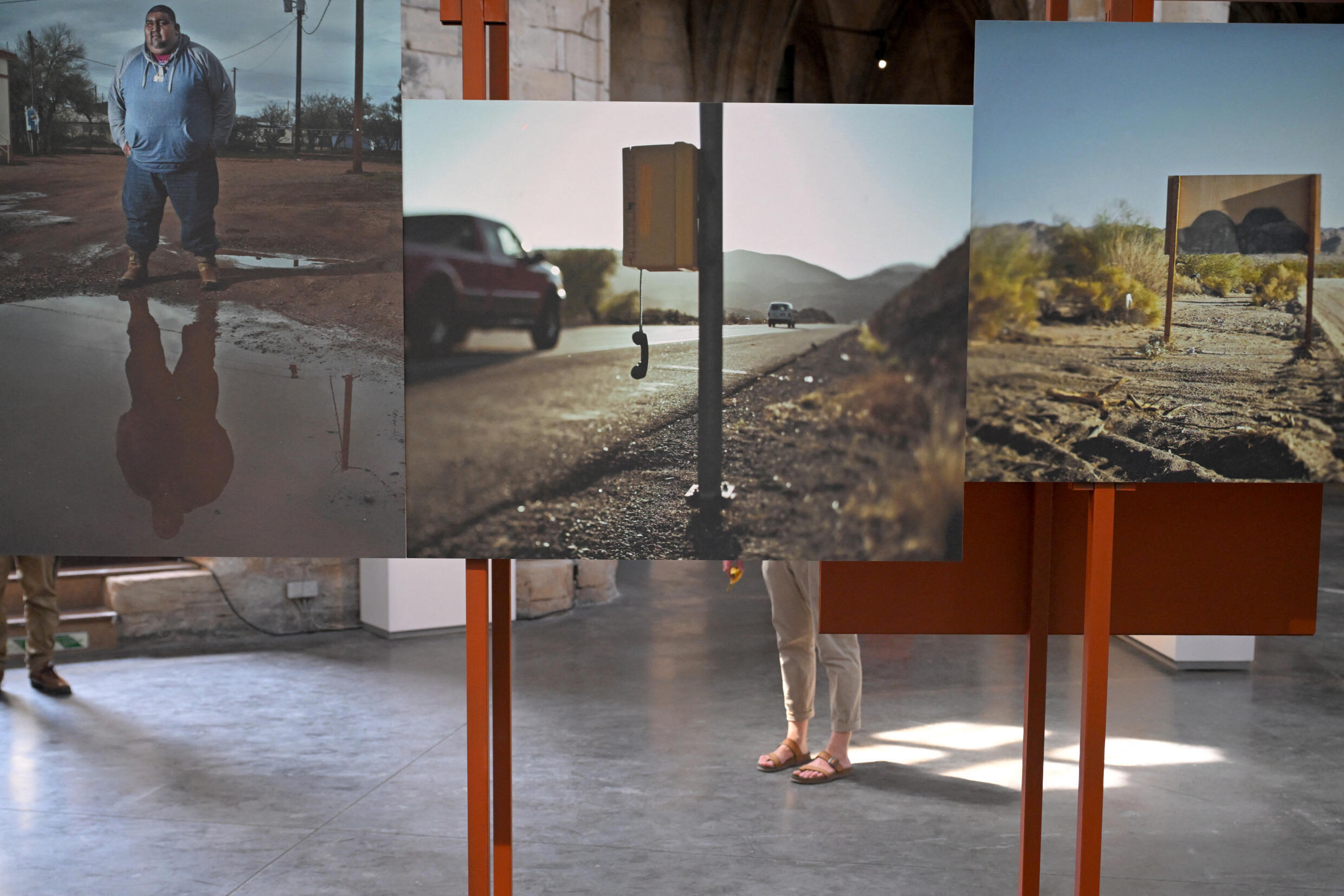 Les visiteurs regardent les photographies de l