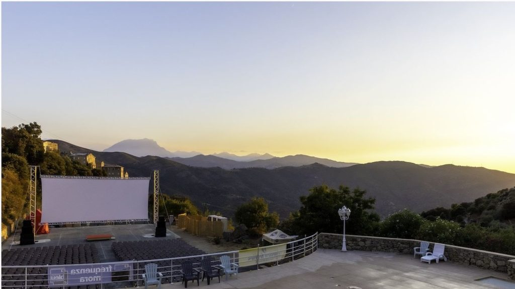 Le festival de Lama, en Corse, plus bel écrin pour un écran
          Du samedi 27 juillet au vendredi 2 août, le festival de cinéma fête son trentième anniversaire, et plusieurs films inédits salués par la critique à Cannes seront à voir dans les conditions habituelles : en plein air et sous les étoiles à la nuit tombée, entouré par les montagnes de Haute-Corse.