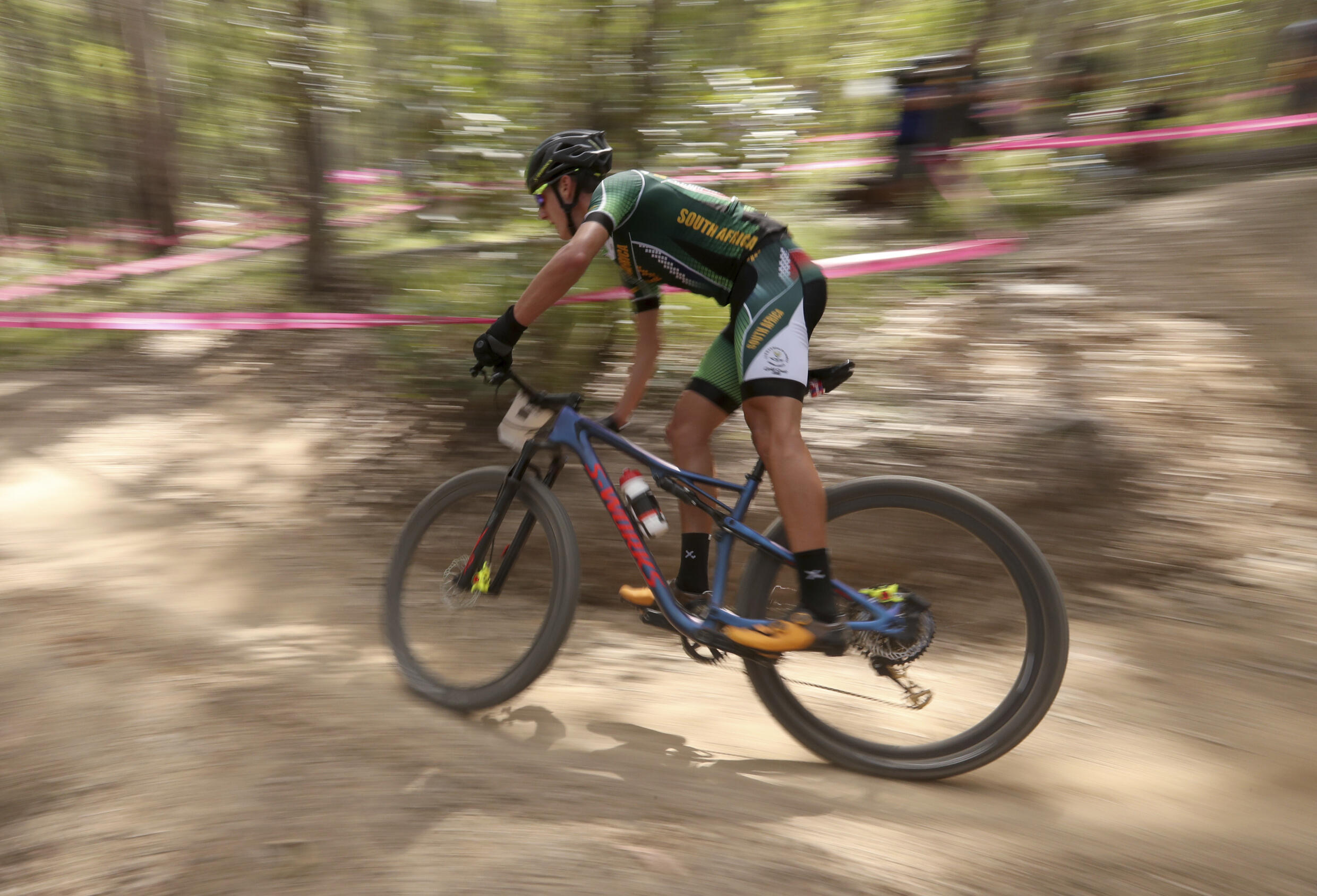 Alan Hatherly manœuvre dans un virage lors de la course de cross-country masculine sur les pistes de VTT de Nerrang lors des Jeux du Commonwealth de 2018 sur la Gold Coast, en Australie.